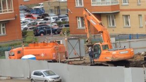 Бензовоз привозил топливо на стройплощадку