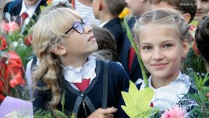 Здравствуй, школа! Исполнитель песни Полина Давидовская