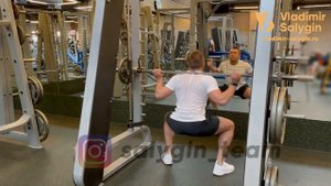 10. Широкие приседания в тренажере Смита