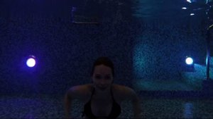 Девушка под водой в бассейне