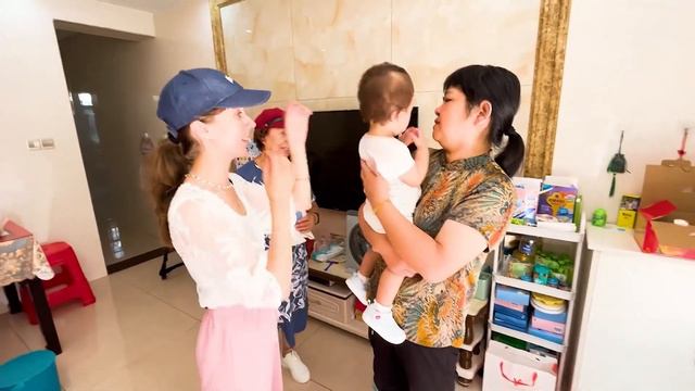 离别返程俄罗斯，中国婆婆和俄罗斯丈母娘相拥而泣，含泪告别！ смотреть онлайн