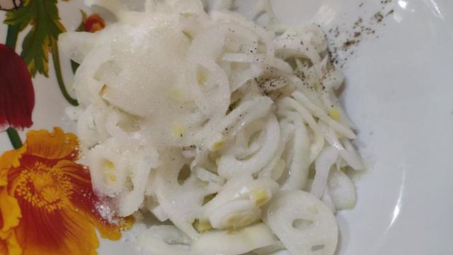 Картофельный салат с маринованным луком