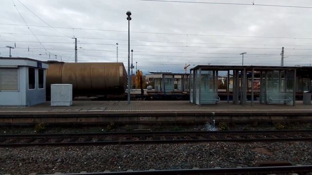 Güterzug am Bahnhof in Bietigheim-Bissingen/Товарный поезд на вокзале города Bietigheim-Bissingen смотреть онлайн