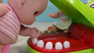 Куклы Пупсики Играют в игру КрокоДантист: Мистер Зубастик Зырики ТВ