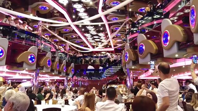 Вот так нас развлекают официанты в ресторане за ужином... смотреть онлайн