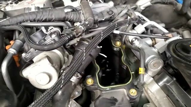 Замена термостата ЕГР Audi Q7 3.0 TDI. Маленькая хитрость. смотреть онлайн