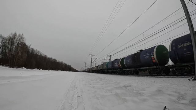 Железная дорога. Электровоз ВЛ11.8-591/590Б с грузовым поездом. смотреть онлайн