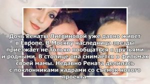 Рената Литвинова с дочерью пришли на показ Balenciaga в Париже