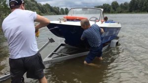 Погрузка моторной лодки Сарепта в телегу ч1