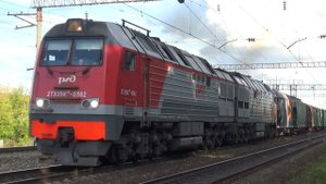 Тепловоз 2ТЭ25КМ-0382 с грузовым поездом