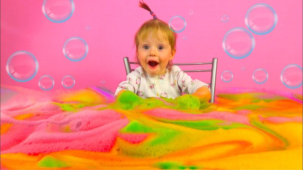 Видео весело играем. Разноцветная пена. Игры с пеной для детей. Пенацветая. Цветная пена для ванны.