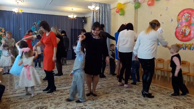 Поздравляем с весенним праздником! смотреть онлайн