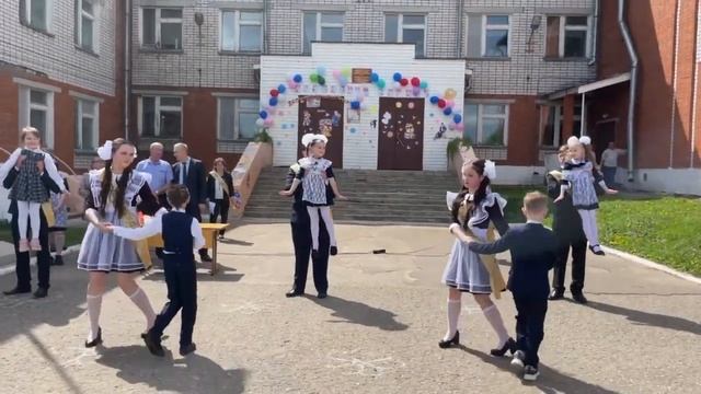танец выпускников с первоклассниками 2023г. смотреть онлайн
