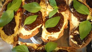 Запеченные бутерброды с вялеными помидорами