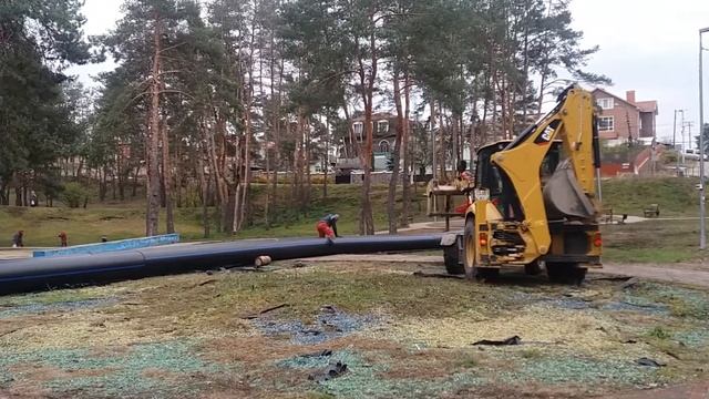 ТРАКТОР поднимает огромную длинную трубу смотреть онлайн