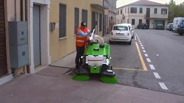 Уличная уборочная техника - Коммунальные уборочные машины - DURASWEEP 125 BT