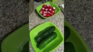 Весенний салат из редиски, огурцов, яиц и зелёного лука