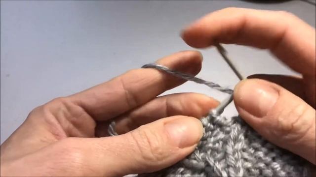 Перемещение лицевых петель без дополнительной спицы, скрещенные петли с наклоном ВЛЕВО и ВПРАВО смотреть онлайн