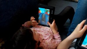 Ребенок, 2 года играет на планшете в Subway Surf