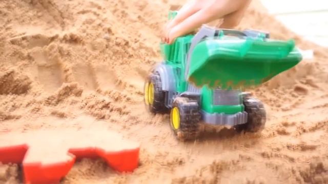 Видео для малышей - Зоопарк в песке - Лепим формочки с Экскаватором смотреть онлайн