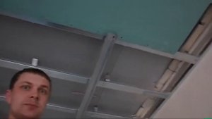 Как одному прикрутить гипсокартон на потолок