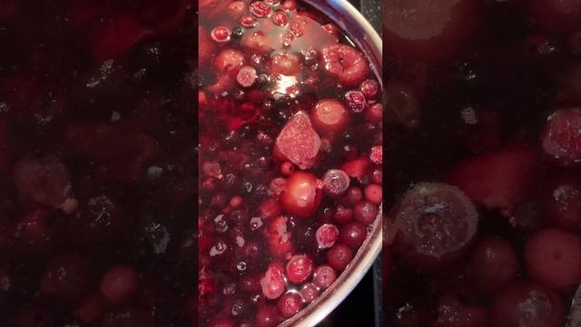 Насыщенный и терпкий вкус компота.Ягоды с дачи.Очень вкусный.Сахар добавим по вкусу. #едаирецепты