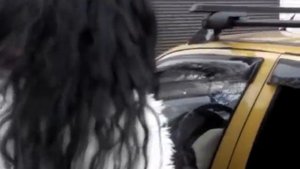 Внучка подарила дедушке автомобиль.