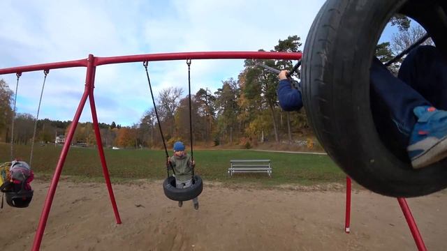 Дети покатались на качелях. смотреть онлайн