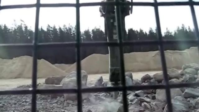 Разрушение камней гидромолотом Stone breaking with a hammer смотреть онлайн