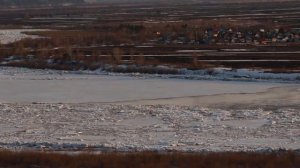 Начало движения ледового поля на реке Томь 08.04.20 г.