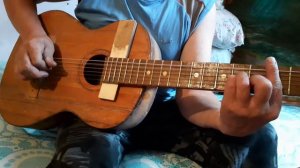 Дедушка поет на гитаре вживую