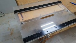 Хитрое устройство из оргстекла и фанеры.