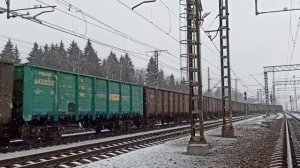 Грузовой длинносоставный поезд с электровозом 3ЭС4к - 011 и 90 вагонами.
