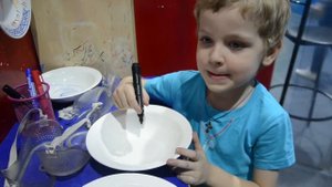 Зачем Саша бьет тарелки?