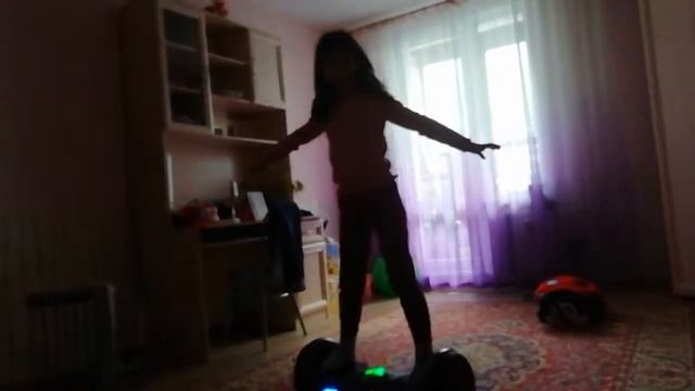 Алёна катается на гироскутере смотреть онлайн