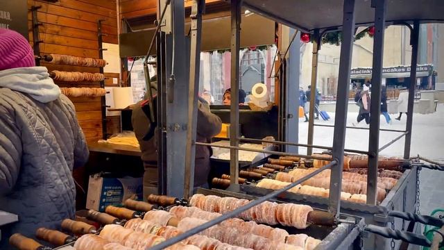 Prague.Czech Republic. How to prepare a trendel at the Christmas market.Street food ? смотреть онлайн