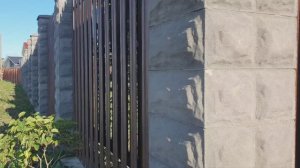 Заказ-Дом: забор из металлического штакетника на бетоном основании, столбы из блоков и воротами