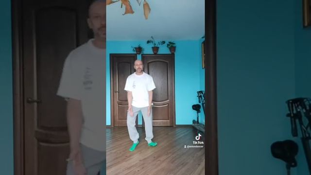 УЧИМ НОВОЕ ДВИЖЕНИЕ НОГАМИ ИЗ ТРЕНДОВ ТИК ТОК ТАНЦЫ 2021 ПОДРОБНАЯ ОБУЧАЛКА ТАНЦАМ SHUFFLE DANCE.