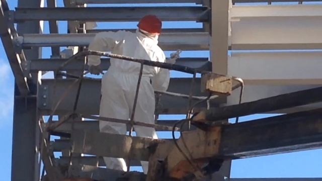 Нанесение огнезащитной краске с помощью автовышки