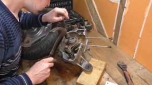 Замена подшипника коленвала на скутере! Изготовление самодельного съемника сепараторного типа!