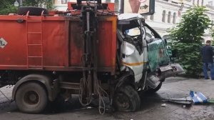 ДТП - мусоровоз протаранил дом.