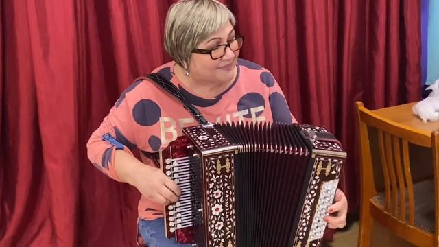 Гармошечка что надо ! Лариса тестирует Любительскую гармонь. смотреть онлайн