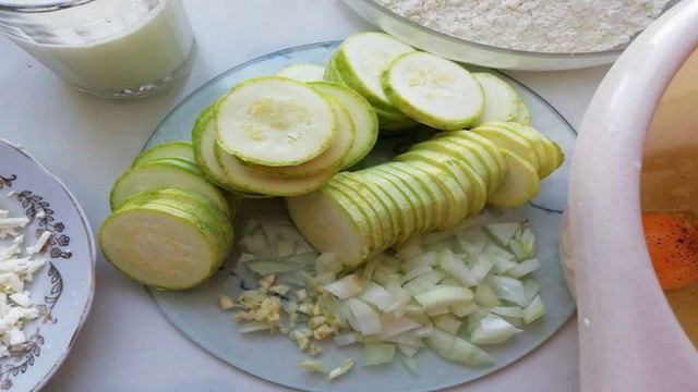 Пирог закусочный с кабачками в мультиварке