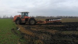 Трактор Buhler Versatile 2375 с девяти корпусным поворотным плугом на пахоте.