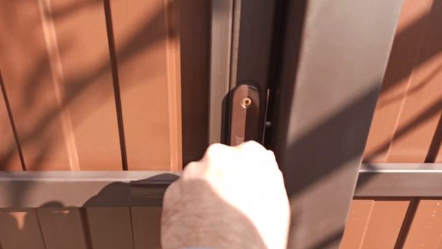 Краска, бетон и ТИХИЕ ОТКАТНЫЕ ВОРТА! Что стало с забором? Забор из профнастила спустя 3 года.