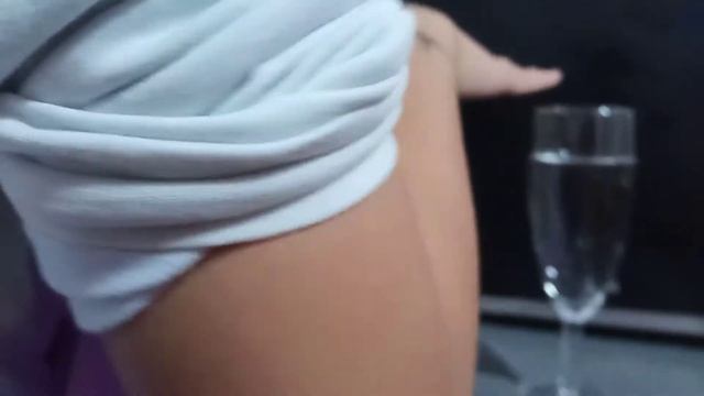 стеклянные бокалы поют( надо намочить руки только тогда работает, хрустальные бокалы сильнее поют)