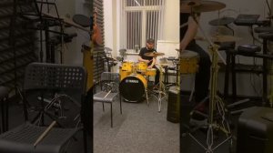 Ударные инструменты палочки в руках профи