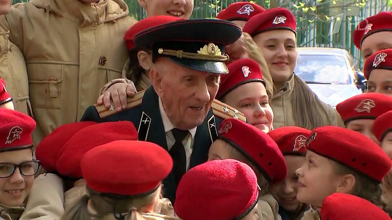 В преддверии Дня Победы волонтеры навещают ветеранов, которые не смогут участвовать в торжествах