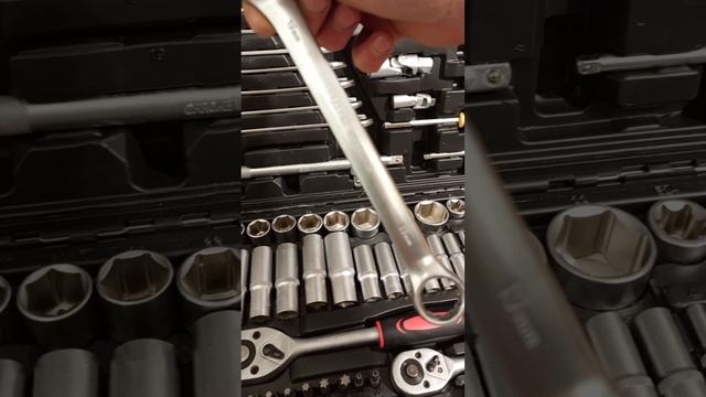 Огромный набор инструментов 216 предметов с металлическими застежками. смотреть онлайн