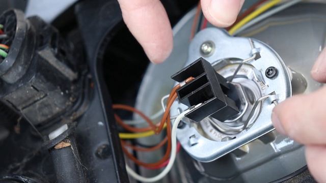 Ford Focus Mk2: How To Change Headlight Bulb (Beginner’s Guide) смотреть онлайн